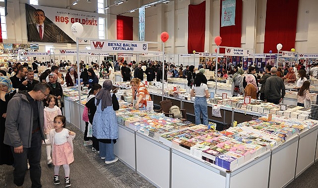 karaman-belediyesinin-bu-yil-10-19-mayis-tarihlerinde-duzenledigi-4-karaman-kitap-gunleri-kitapseverlerin-yogun-ilgisiyle-devam-ediyor.jpg