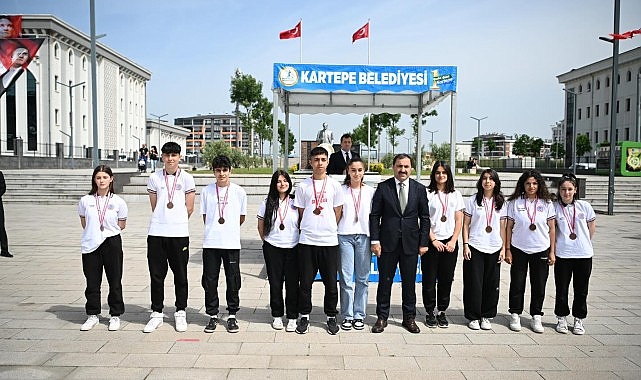 kartepede-19-mayis-ataturku-anma-genclik-ve-spor-bayraminin-105inci-yili-duzenlenen-torenle-cosku-icerisinde-kutlandi.jpg