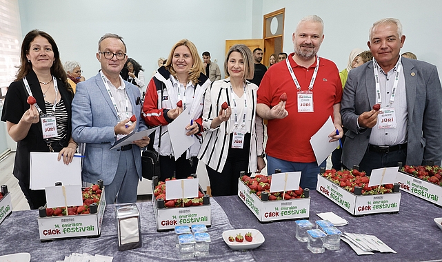 menemende-bu-yil-14-kez-gerceklestirilen-emiralem-cilek-festivali-yuz-binlerce-ziyaretcinin-bulusma-noktasi-oldu.jpg
